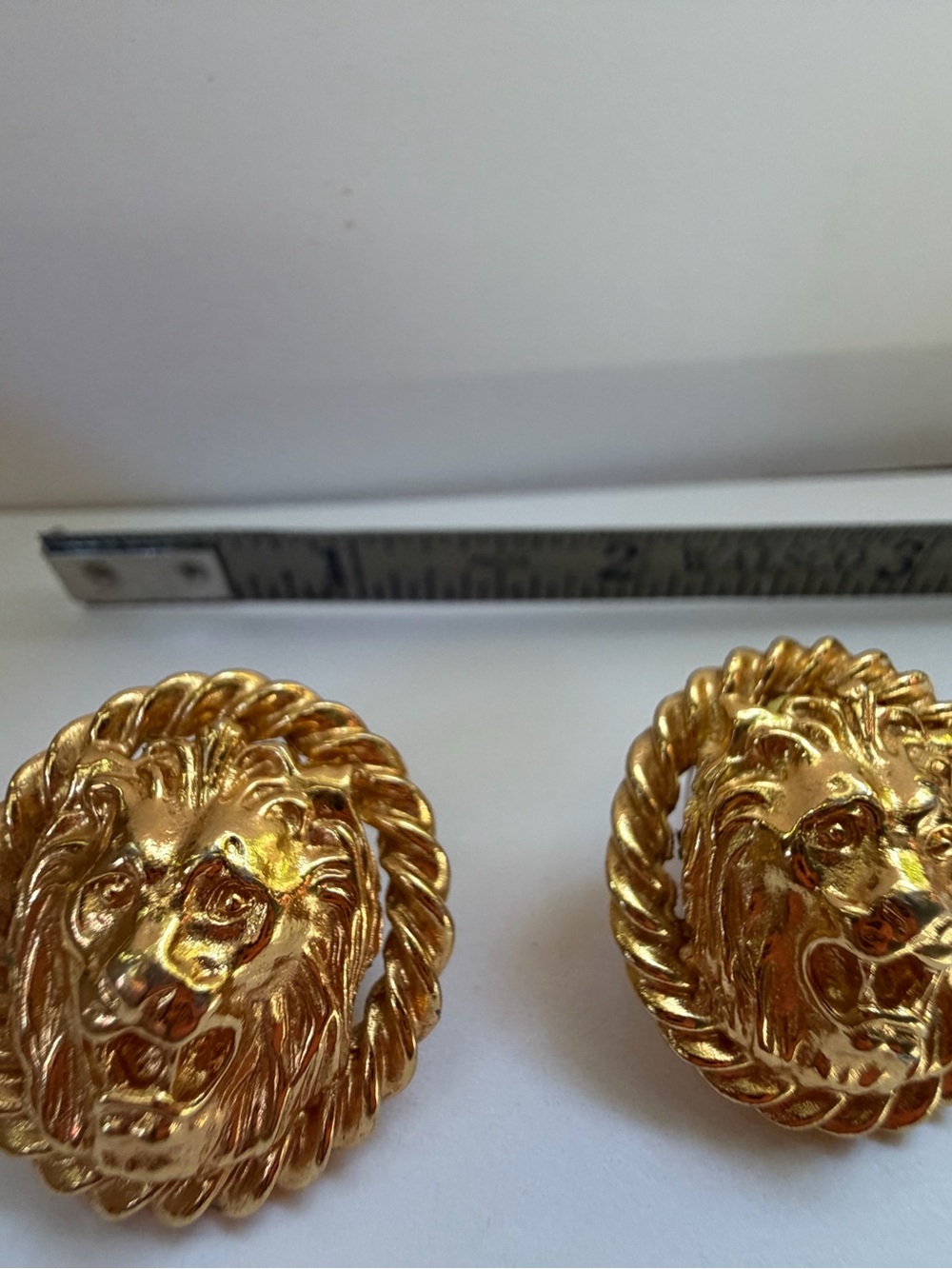 Vintage 80s Gold Tone Lion Head Statement Stud Earrings Twisted Rope Medallion - Picture 12 of 12